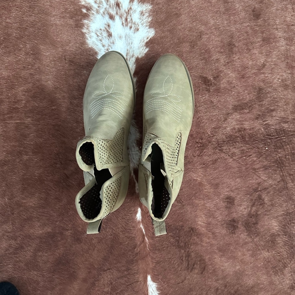 Bass Pro Shops Women's Tan Heeled Boots